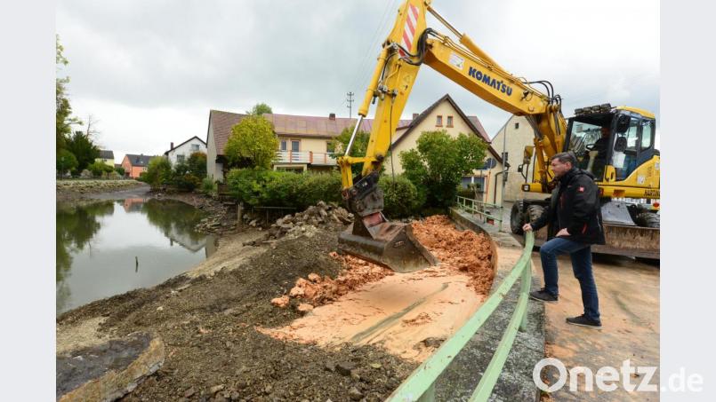 Mit einem bindigen Lehmschlag wird der Uferbereich am Stadtweiher abgedichtet, um ein unkontrolliertes Absenken des Wasserspiegels zu verhindern. Bürgermeister Rainer Rewitzer, vom Berufsbild her mit Wasserbau bestens vertraut, hat diese altbewährte Methode des &quot;Lehmschlages&quot; als richtig für diese Maßnahme erachtet. Bild: bey