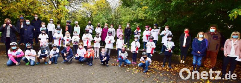Nach der bestandenen Prüfung freuen sich Ehrengäste und Ausbilder mit den Kindern. Bild: no