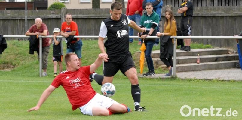 Szene aus dem Spiel zwischen der SG SV Mitterteich II/SV Steinmühle I und dem TSV Konnersreuth, das der TSV im August 2019 mit 3:0 gewann. Am Samstag hätte der Tabellenzweite Konnersreuth beim TSV Thiersheim antreten sollen, doch die Partie wurde am Freitagabend abgesetzt, weil es beim Gastgeber einen Corona-Verdachtsfall gibt. Die SG Mitterteich/Steinmühle empfängt am Sonntag den TuS Erkersreuth. Archivbild: gb