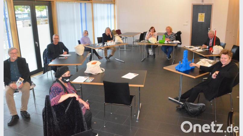 Kunstschaffende und Unterstützer stellen das neue Projekt des Weidener Kunstbaus in der Stockerhut vor. Bild: Kunz