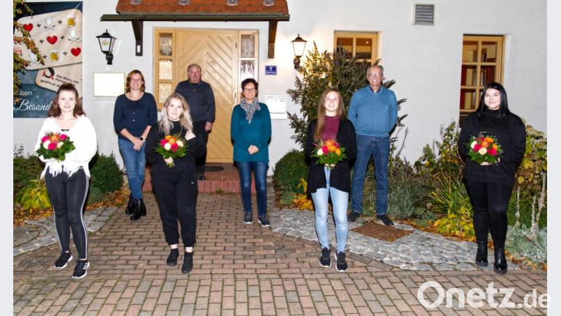 Maria Dietrich, (erste Reihe, von links) Melissa Chousein, Sarah Bollmann und Selina Forster haben mit Erfolg die Übungsleiterprüfung bestanden. Mit auf dem Bild (hintere Reihe, von rechts) Spartenleiter Bernd Rose, Oberturnwartin Sonja Grünauer und Stellvertreterin Rita Härtl sowie Kassier Anton Rupprecht. Bild: njn