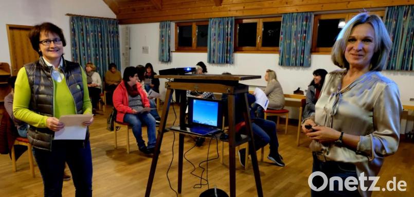 Vorsitzende Christa Riedel (links) war wie alle Teilnehmerin begeistert über den Vortrag von Präventologin Doris Völkl aus Waldthurn (rechts). Bild: le