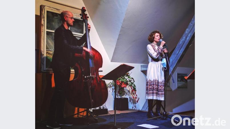 Kontrabassist Sven Faller und die Musikerin und Schauspielerin Anna Maria Sturm gestalteten zwei Abende hintereinander in der Kebbelvilla mit einem Programm aus Gesprächen und Musik. Die Veranstaltung war Teil der Reihe &quot;Zu Gast bei Sven Faller&quot;. Bild: Thomas Dobler