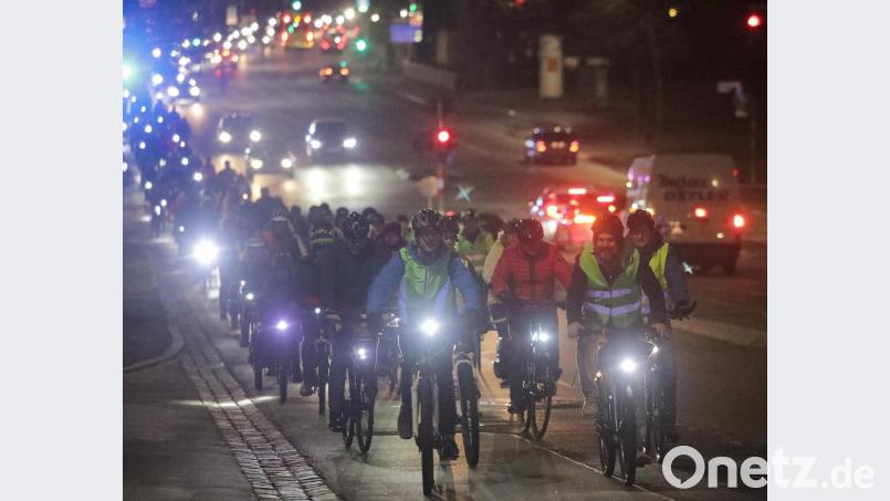 Ganz so viele Radfahrer wie hier bei der Critical Mass sind normalerweise in Amberg nicht gleichzeitig unterwegs. Doch werden sie ein immer größerer und wichtiger Teil des Individualverkehrs, der entsprechend zu schützen ist. Bild: Wolfgang Steinbacher