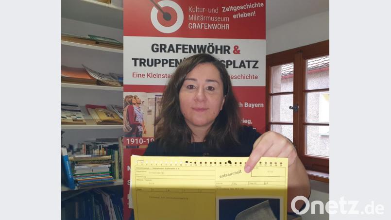 Nach 90 Jahren ist im Kultur- und Militärmuseum eine Bereinigung des Bestands nötig. Historikerin Birgit Plößner zeigt eine &quot;entsammelte&quot; Karteikarte. Bild: Kultur- und Militärmuseum Grafenwöhr/exb