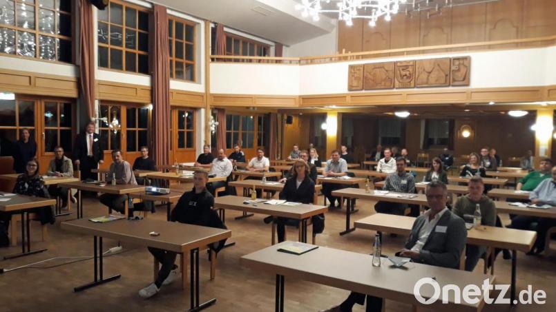 Weichenstellung mit Abstand. Das Josefshaus in Hirschau war von Bürgermeistern und Jugendbeauftragten der Landkreisgemeinden gut besucht. Bild: Anita Kinscher/exb