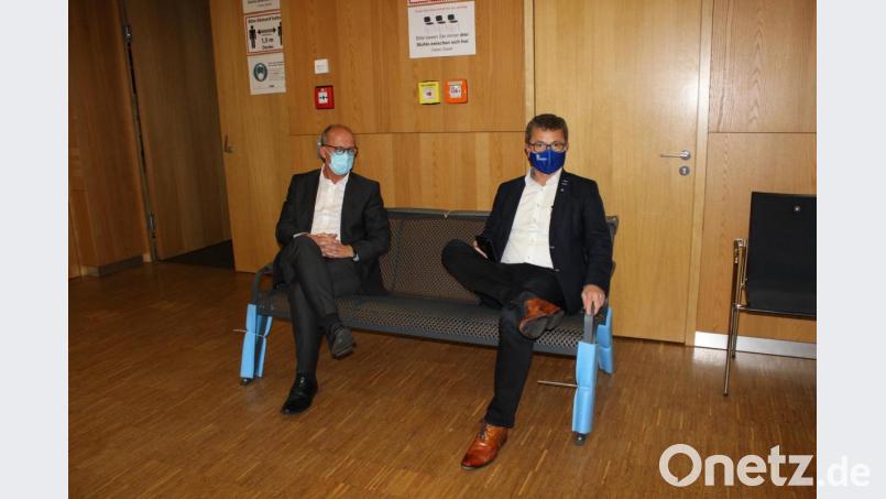 Es sitzt sich gut auf den ausgesuchten Parkbänken: Das bestätigten Bürgermeister Martin Birner (rechts) und Maximilian Baumgärtner (links) nach dem ersten Test. Bild: pko