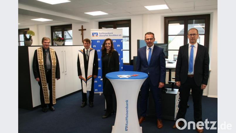 Bei einer kleinen Feier wurde das neue Kunden-Service-Center in der Raiffeisenbank in Waldershof offiziell eingeweiht. Im Bild (von links) Stadtpfarrer Bernd Philipp, Pfarrer Andreas Kraft, Bürgermeisterin Margit Bayer, Vorstandssprecher Joachim Geyer und der Leiter der neu geschaffenen Abteilung, Thomas Schücke. Bild: fpoz