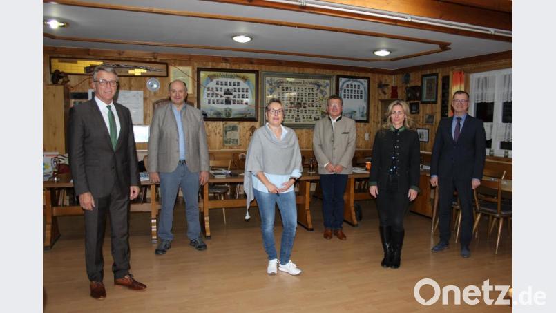 Unter der Wahlleitung von Bürgermeister Franz Stahl (links) stand in kurzer Zeit die neue Vorstandschaft fest. Im Bild (von rechts) Kassier Helmut Wolfrum, 2.Vorsitzende Janka Hannemann-Mathes, 1.Vorsitzender Dr. Max Schön, Schriftführerin Sandra Gürster und 3.Vorsitzender Hans Möstl. Bild: heb