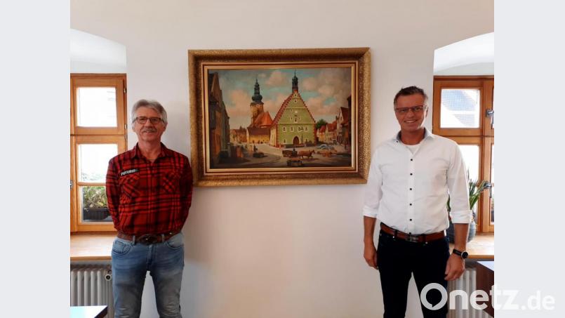 Manfred Kindzorra (links) übernimmt das Amt des Wanderbeauftragten in Hirschau für diese Wahlperiode, wofür ihm Bürgermeister Hermann Falk dankt. Bild: fg