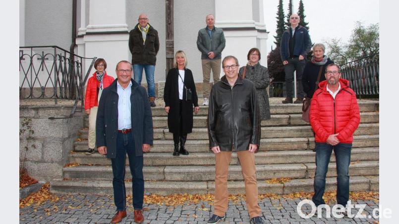 Organisiert wird das alle fünf Jahre stattfindende Klassentreffen von Matthias Bittner, Siegfried Trißl (vorne von rechts), Anette Pickert (2. Reihe rechts) und Mario Ries (oben links). Bild: wro