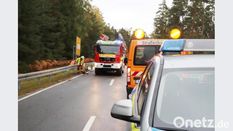 Für die Einsatzkräfte gab es neben auslaufenden Betriebsstoffe noch viel zu reinigen Bild: jma