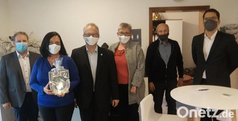 Festakt auf Abstand und mit Mundschutz Bürgermeister Bernhard Schindler (von links), Leiterin der Brander Niederlassung Anita Burger , Geschäftsführer Peter Weith, Mitarbeiterin Carmen Schmidt, Diakon Franz Lautenbacher sowie Gemeinderat und Europaabgeordneter Christian Doleschal. Bild: ld