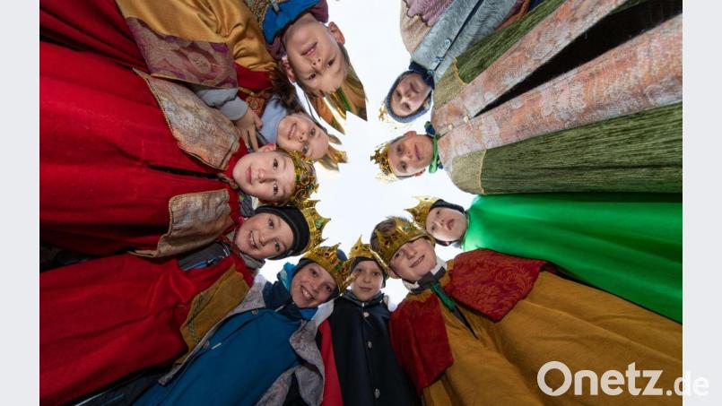 So nah können sich die Sternsinger in diesem Jahr zwar nicht kommen, trotzdem wollen die Pfarreien aber auch 2020 die Segensbringer aussenden. Doch was ist möglich, und was nicht? Archivbild: Friso Gentsch/dpa