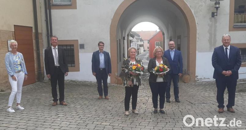 Die eine geht, die andere bleibt und wird neue Leiterin der Josef-Voit-Grundschule (von links): Personalratsvorsitzende Michaela Bergmann, Schulamtsdirektor Gerald Haas, Kämmerer Max Heindl, Ulrike Frank, Helga Prechtl, Bürgermeister Uwe König und Landrat Richard Reisinger. Bild: bk