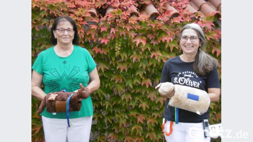 Elfriede Rösch (links) vom ökumenischen Kleiderlager und Petra Voithenberger, Gerontofachkraft von der Bühler Höhe. Bild: exb