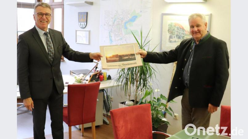 Eberhard Polland (rechts) bei der Übergabe des Kalenders an Bürgermeister Franz Stahl. Bild: Stadt Tirschenreuth/exb