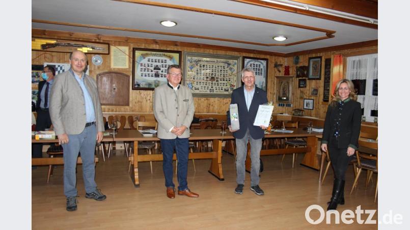 Als erste Amtshandlung nach den Neuwahlen ernannte Vorsitzender Dr. Max Schön seinen langjährigen Vorgänger Karl Jäger zum Ehrenvorsitzenden.Im Bild (von links) 3.Vorsitzender Hans Möstl, Vorsitzender Dr. Max Schön, Ehrenvorsitzender Karl Jäger und 2.Vorsitzende Janka Hannemann-Mathes. Bild: heb