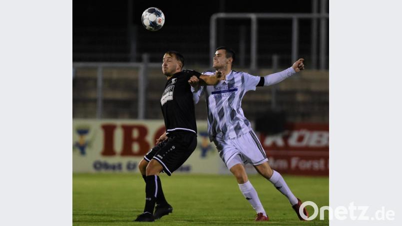 Die SpVgg SV Weiden (rechts Stefan Graf) will im Spitzenspiel gegen SV Fortuna Regensburg an die Leistung beim 5:0-Sieg vor zwei Wochen gegen den FC Tegernheim anknüpfen. Bild: Gerhard Büttner
