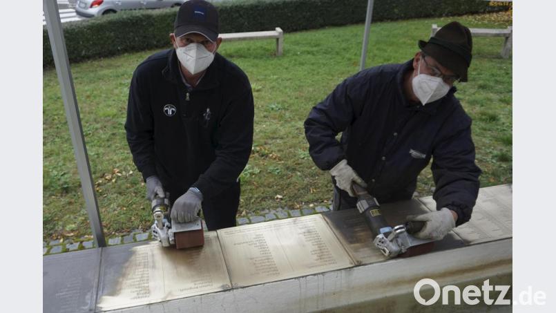 Egerländer packen an: Bundesvüarstäiha Volker Jobst (links) und Vüarstäiha Helmut Hahn reinigen die Bronzeplatten am Egerland-Brunnen. Hier dienen die Masken mal nicht dem Infektionsschutz, sondern halten den Schleifstaub von Mund und Nase fern. Bild: fppp