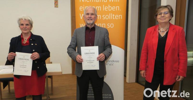 Die neue Vorsitzende des Hospizvereins im Landkreis Schwandorf, Gisela Pöhler (rechts), ernannte ihren Vorgänger Wolfgang Laaths (Mitte) und das langjährige Vorstandsmitglied Lieselotte Käss (links) zu Ehrenmitgliedern. Bild: Hirsch