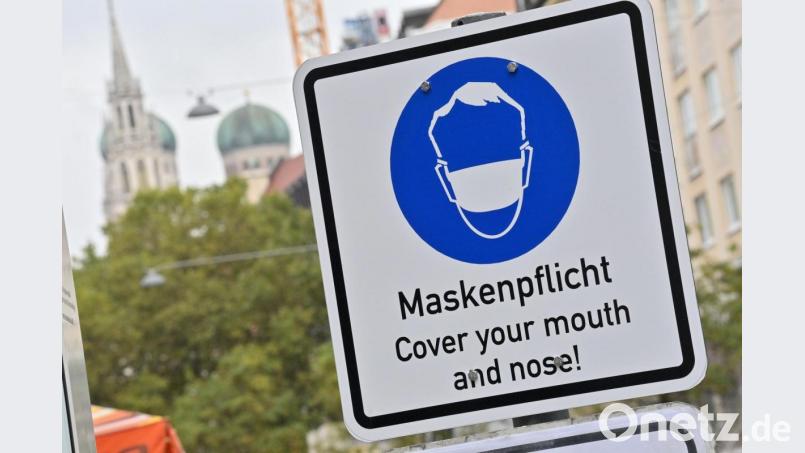 Ein Schild mit der Aufschrift &quot;Maskenpflicht - Cover your mouth and nose!&quot; steht in einer Fußgängerzone in der Münchener Innenstadt. So eine ähnliche Beschilderung könnte auch bald in der Fußgängerzone in Weiden zu finden sein. Symbolbild: Peter Kneffel/dpa