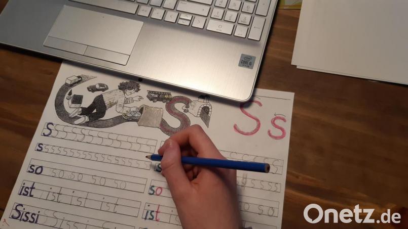 Homeschooling für Erstklässler: Die Kleinen lernen während der Quarantäne das S. Symbolbild: Lowak
