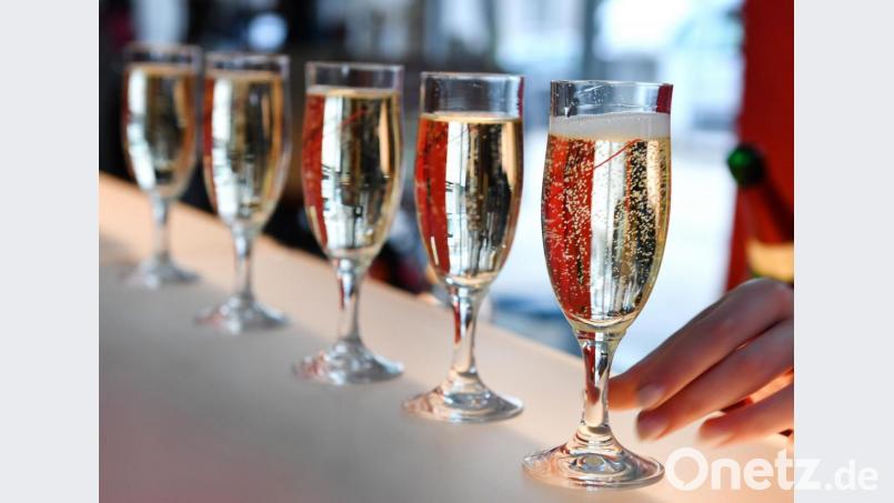 Wie viele Gläser brauchen Hochzeitspaare und Feierwütige am Ende noch für ihre Gäste? Einige Hochzeitspaare und Partyplaner in Weiden und Tirschenreuth dürften ihre Gästelisten für anstehende Feiern stark reduzieren müssen. Seit Überschreitung des Corona-Grenzwerts gelten neue strenge Regeln und eine maximale Personenanzahl für Feiern im Innen- und Außenbereich in den Risikogebieten in Bayern. Symbolbild: Jens Kalaene/dpa