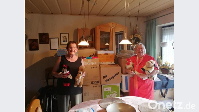 Die Koordinatorin der Sammelstelle in Teublitz, Luise Fleischmann, freute sich über die zahlreichen Spenden, übergeben von der ehemaligen Lehrerin Gerda Bayer (rechts). Bild: Matthias Sitzmann/exb