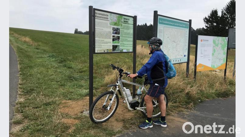 Eine der ersten Tafeln entlang des Historischen Böttgerweges steht am Weg nach Hermannsreuth. Mit Interesse werden die Informationen aufgenommen. Bild: cr