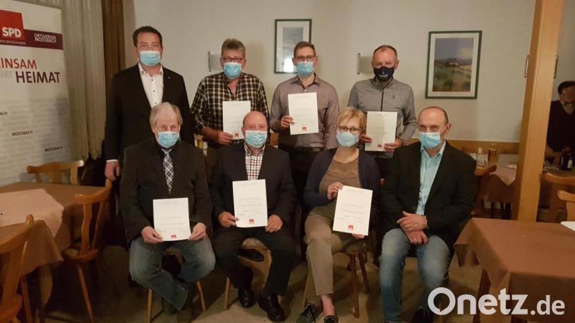 Treue Mitglieder wurden für zehn, 15, 25, 30, 35 und 50 Jahre Zugehörigkeit zum SPD-Ortsverband Moosbach durch Vorsitzenden Hans Maier (vorne rechts) und Bundestagsabgeordneten Uli Grötsch (hinten links) geehrt. Bild: gi