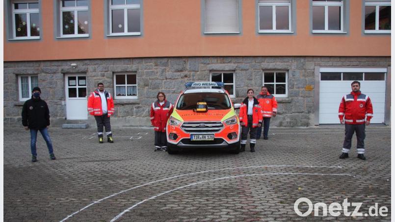 Ermöglicht wurde die Ersatzbeschaffung durch eine Spendenbitte der Familie Herneczky (im Bild links: Klaus Herneczky.) Vorgestellt wurde der neue Defibrillator von Marco Steininger, Robert Wolfrum, Michaela Rabenbauer, Petra Meierl und Fabian Krämer vom BRK (von rechts). Bild: wro