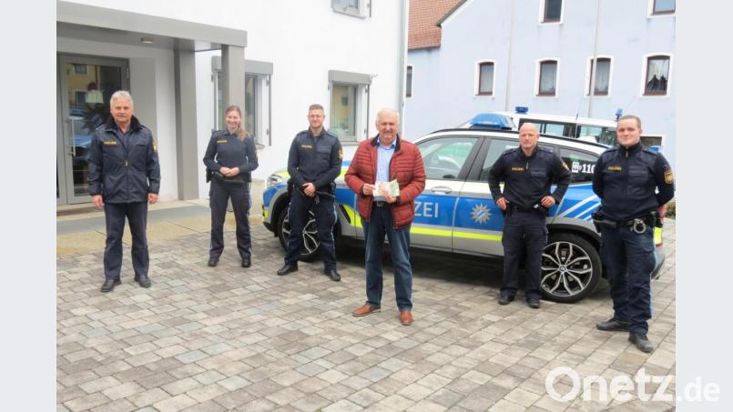 Herbert Putzer (Dritter von rechts), der Vorsitzende der Kinderkrebshilfe Oberpfalz Nord, nimmt die Spende der Dienstgruppe C der Polizeiinspektion Eschenbach dankend entgegen. Polizeikommissar Jürgen Joneitis (Zweiter von rechts) kümmert sich mit seinen Kollegen Dominic Schopf (rechts), Philipp Striegl und Vanessa Plommer (Dritter und Zweite von links) um das „Warenangebot“. Dienststellenleiter Werner Stopfer (links) dankt sowohl dem Kollegenkreis als auch den Vereinsverantwortlichen für ihr soziales Engagement. Bild: exb
