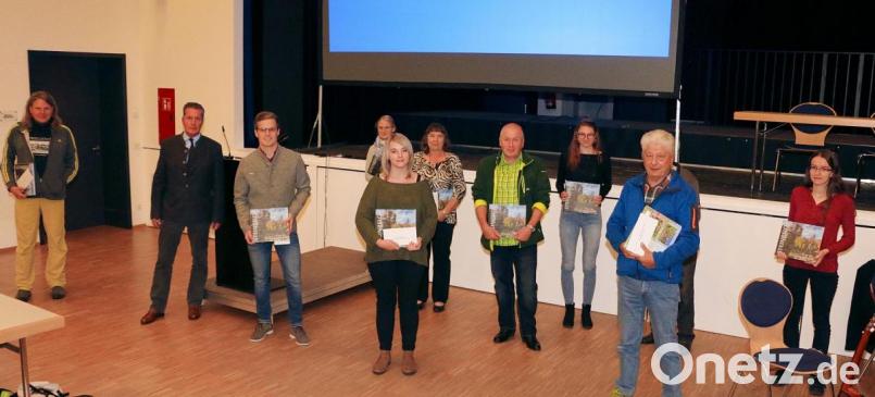 Der Vorsitzende des Naturparks Steinwalds, Eberhard Freiherr von Gemmingen-Hornberg (Zweiter von links) beglückwünschte die erfolgreichen Hobbyfotografen zum Thema „Das Leben und die Schönheiten im Naturpark Steinwald“. Anlässlich seines 50-jährigen Bestehens hatte der Naturpark diesen Fotowettbewerb organisiert. Er konnte sich über viele eindrucksvolle Bilder freuen. Bild: bsc
