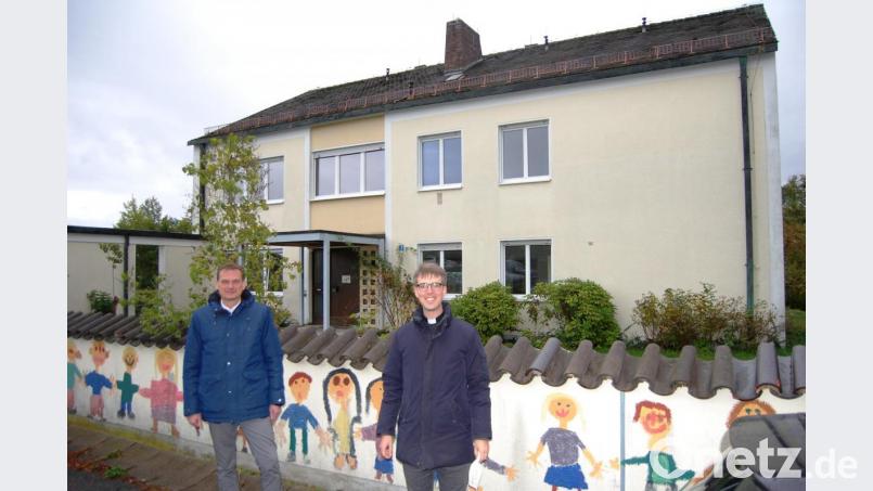 Das Pfarrhaus im Julius-Meister Weg wird noch heuer abgerissen. Das bestätigten Bürgermeister Ernst Schicketanz (links) und Pfarrer Thomas Kopp (rechts) bei einem Ortstermin. Bild: sm