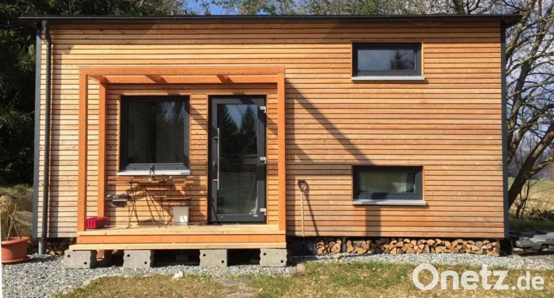Der Prototyp eines &quot;Tiny Houses&quot;, wie es im &quot;Tiny House Village Mehlmeisel&quot; steht. Es gibt diese Häuser in verschiedenen Ausprägungen. Eine gängige Breite ist 2,50 bis 3 Meter, die Länge liegt oft zwischen 6,50 und 8 Metern. Bild: eik