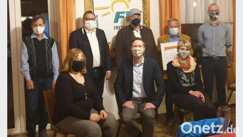 Die Freie Wählergemeinschaft Fichtelberg hat neu gewählt: Neuer Vorsitzender ist Rüdiger Esser (hinten, Mitte). Er überreichte seinem Vorgänger Rudolf Elvers (hinten, Zweiter von rechts) eine Urkunde zur Ernennung als Ehrenmitglied. Die weiteren Vorstandsmitglieder sind Reinhold Sebald (hinten, links), Peter Meyer (hinten, Zweiter von links) und Erik Scherlin (hinten, rechts) sowie (sitzend, von links) Christina Braun, Landrat Florian Wiedemann und Franziska Sendbühler. Bild: exb