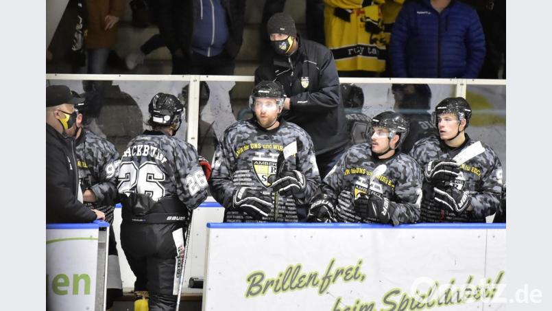 In der Analyse der ersten Spiele machte ERSC-Trainer Dan Heilman (Mitte in der schwarzen Jacke) bei seiner Mannschaft vor allem „Verbesserungsmöglichkeiten vor dem gegnerischen Tor“ aus. Beim Abschluss sollen seine Löwen effektiver werden – am besten gleich am Sonntag in Peißenberg. Bild: Hubert Ziegler