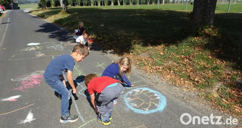 Auf der Straße vor dem Kinderhaus wurde eine große „Leinwand“, die die Kinder nach Herzenslust bemalen durften. Bild: Kinderhaus Premenreuth/ exb