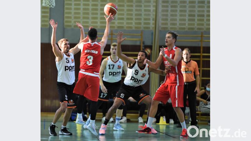 Das Derby gegen den ASV Cham bleibt vorerst das einzige Heimspiel der Neustädter Regiobasketballer. Die Begegnung gegen die Chemnitz Niners wurde - wie das komplette Spielwochenende der DJK - abgesagt. Archivbild: Büttner, Gerhard