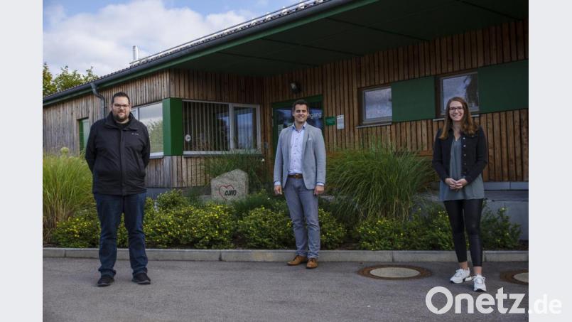 Die Stadträte Marco Schmid (links) und Nina Stoppa (rechts) organisieren einen &quot;Runden Tisch&quot;. Die Initiative, alles im Sozialbereich Tätigen zusammenzubringen, hat auch die Unterstützung von Bürgermeister Rudolf Teplitzky (Mitte). Bild: Felix Teichgraeber/exb