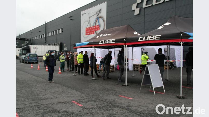 Die mobile Corona-Teststation war am Donnerstag auf dem Cube-Firmengelände in Waldershof. Dort konnten sich Arbeitnehmer testen lassen. Die Verantwortlichen im Landratsamt bemühen sich, dass die Station weiterhin im Landkreis bleibt. Bild: fpoz