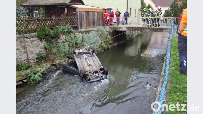 Das Unfallfahrzeug durchbrach einen Maschendrahtzaum und stürzte drei Meter tief in die viel Wasser führende Schwarzach. Die Unfallfahrerin kam mit einer Unterkühlung davon. Bild: frd