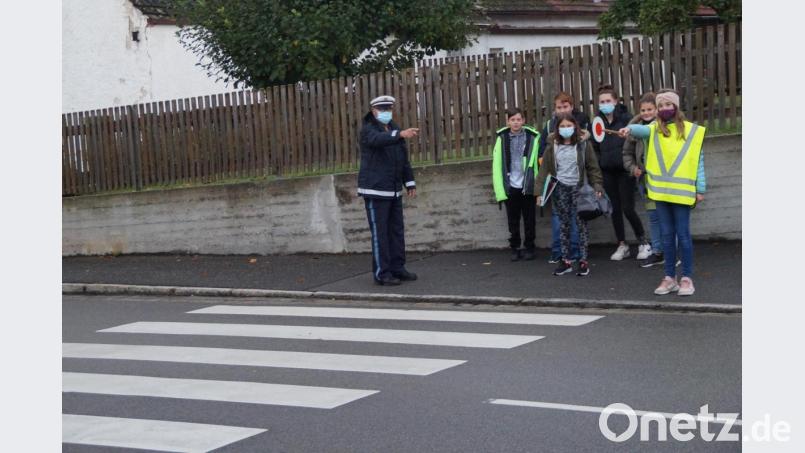 Polizeioberkommissar Armin Ismail gibt den neuen Schülerlotsen letzte Anweisungen, dann starten sie nach erfolgreich abgelegter Prüfung in ihren ehrenamtlichen Dienst .
﻿ Bild: wel
