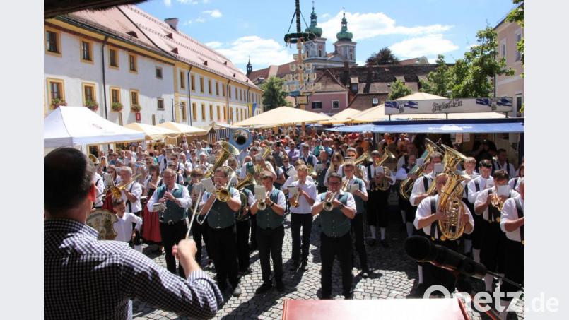 Das ist Tradition beim Waldsassener Bürgerfest: Nach dem Sternmarsch der Musikkapellen dirigiert Bürgermeister Bernd Sommer den gemeinsam gespielten Larida-Marsch. Bild: kro
