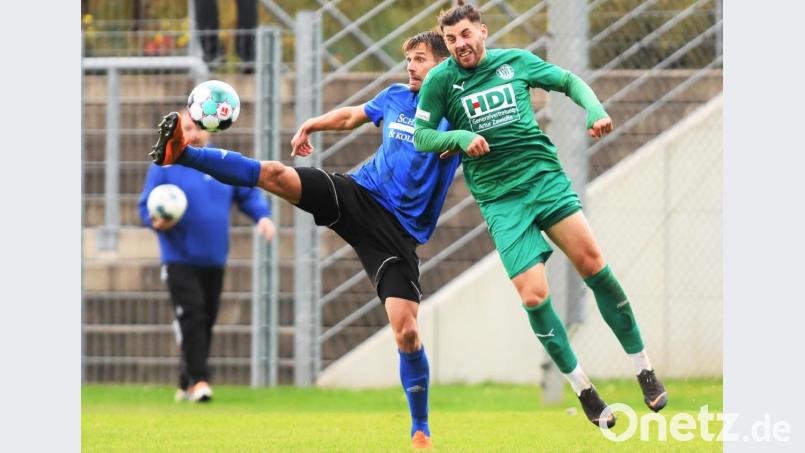 Alle Akrobatik vom Weidens Angreifer Benjamin Werner (links) half nichts: Die SpVgg SV verlor im eigenen Stadion gegen den SV Fortuna Regensburg (im Bild Armin Krndzija) mit 0:3. Bild: btg