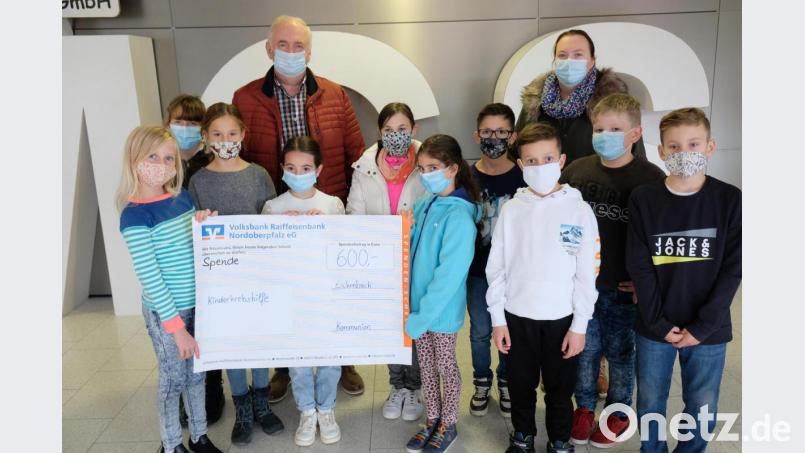 Stellvertretend für alle 13 Kommunionkinder und ihre Eltern überreichten die Kids und Silvia Dunzer an den Vorsitzenden der Kinderkrebshilfe, Herbert Putzer, den symbolischen Spendenscheck von 600 Euro Bild: do