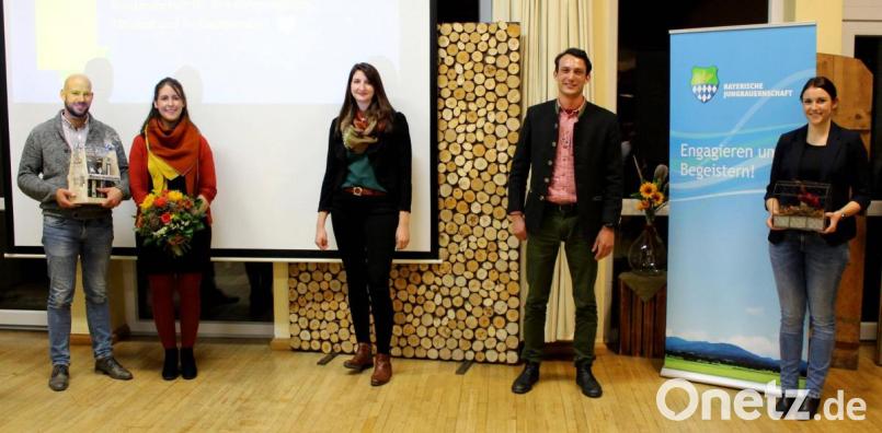 Die bisherigen Bezirksvorsitzenden der Bayerischen Jungbauernschaft, Alexander und Karina Hengl (von links) wurden mit Geschenken verabschiedet. Ihre Nachfolger sind Carolin Schrembs und Sebastian Baierl (Mitte). Rechts Bezirksgeschäftsführerin Elisabeth Manner. Bild: Manner