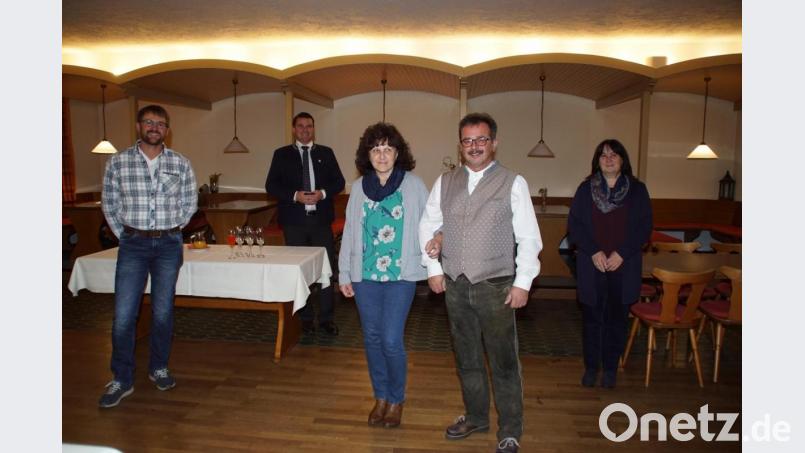 Weidings Zweiter Bürgermeister Christian Ring, Landrat Thomas Ebeling (von links) und Birgit Höcherl (rechts) gratulierten Bürgermeister Manfred Dirscherl (Vierter von links) , hier hier mit seiner Gattin Monika, zum 60. Geburtstag. Bild: mmj