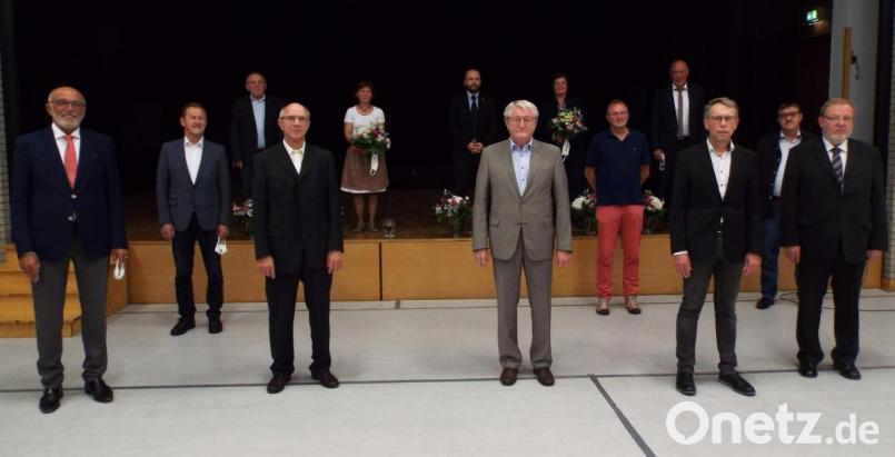 Franz Kölbl (Dritter von links, hinten) bei der Verabschiedung aus dem Gemeinderat im Juni. Bild: e